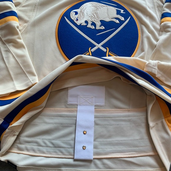 Buffalo Sabres Heritage Classic Jersey size 50 BNWT adidas - Picture 2 of 6